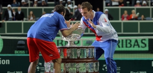 Čeští tenisté u trofeje pro vítěze Davis Cupu.
