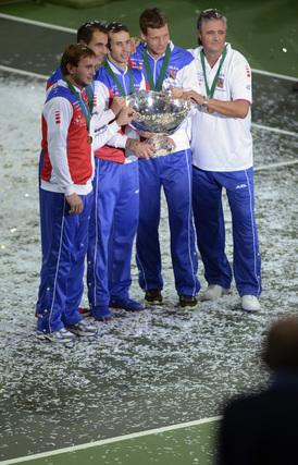Čeští tenisté se radují z triumfu.