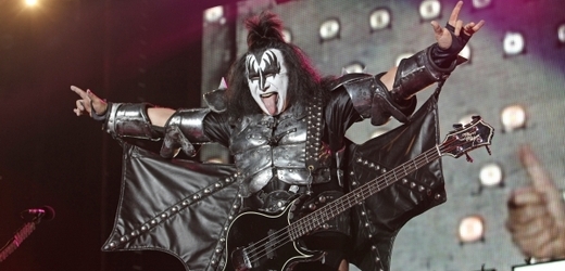 Gene Simmons, frontman kapely Kiss, ve svém divokém kostýmu.