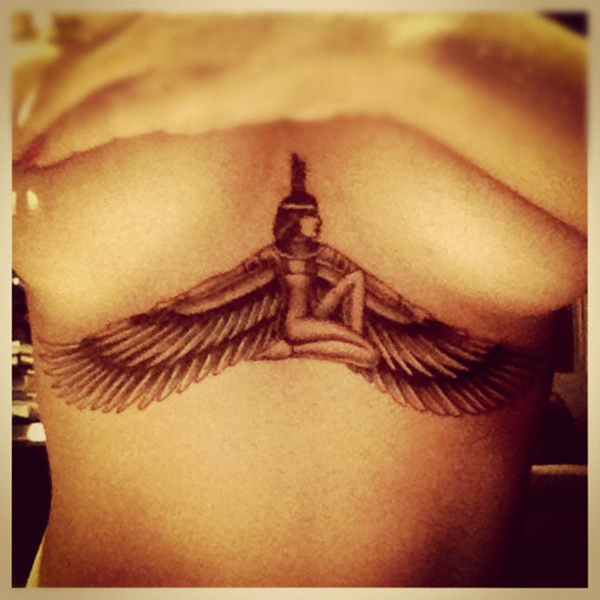 Že má nové tetování egyptské bohyně Isis, dala zpěvačka najevo celému světu brzy poté, co si jej pořídila.
