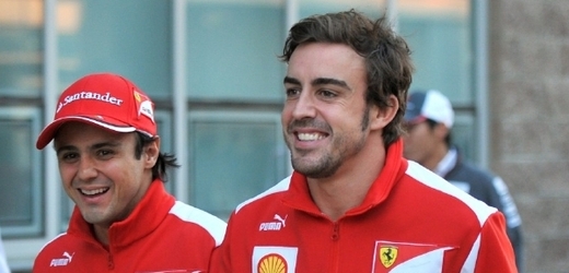Fernando Alonso (vpravo) musel po závodě poděkovat týmovému kolegovi Felipemu Massovi.