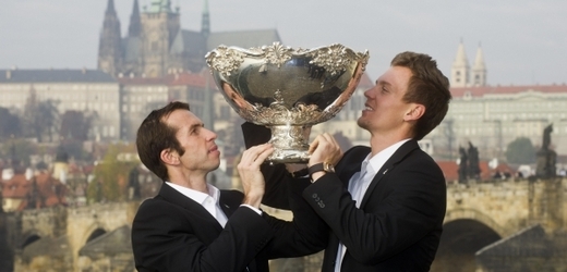 Oslavy, tanec, rozhovory, pózování s pohárem a rychle pryč. Radek Štěpánek (vlevo) a Tomáš Berdych míří na dovolenou.