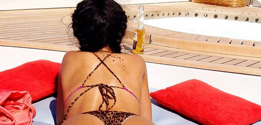 Tento snímek pořízený mobilem nezveřejnila Rihanna, ale její kamarádka Leandra. Zpěvačku vystavující své pozadí poznáme podle tetování na zádech.