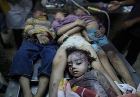 Dětské oběti bombardování v márnici v Gaze.