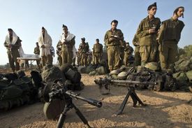 Vojáci IDF se připravují na možnou pozemní invazi do Gazy.