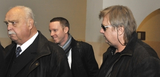 Někdejší předseda dozorčí rady Moravia banky Jiří Baron (vpravo) u soudu.