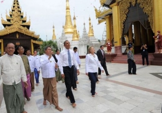 Obama u pozlacené, největší pagody v Myanmě.