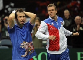 Radek Štěpánek s Tomášem Berdychem slaví vítězství v Davis Cupu.