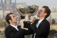Členové vítězného týmu tenisového Davisova poháru Radek Štěpánek (vlevo) a Tomáš Berdych.