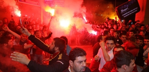 Fanoušci Galatasaraye čekají na hráče Manchesteru United.