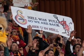 "Peklo bylo plné, tak jsme se z něj vrátili. Uvidíme se v pekle," zvali do Istanbulu fanoušci Fenerbahce při prvním vzájemném duelu.
