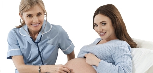  Ženy v riziku jsou k porodu převáženy do center (ilustrační foto).