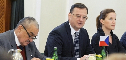 Zleva Karel Schwarzenberg (TOP 09), Petr Nečas (premiér), Karolína Peake (LIDEM).