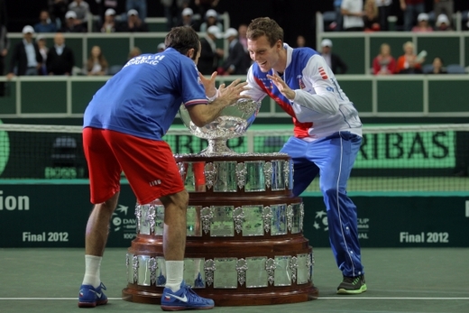 Tomáš Berdych s Radkem Štěpánkem při vítězném tanečku u "salátové mísy."