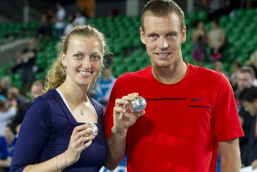 Petra Kvitová s Tomášem Berdychem svírají v rukou diamantové míčky za výhru v Hopman Cupu.