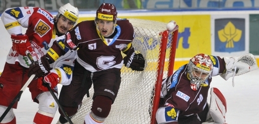 Hokejový obránce Tomáš Mojžíš (uprostřed) se vrací z extraligové Sparty do Lva Praha. 