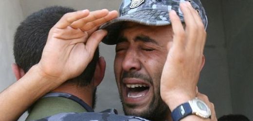 Palestinský ozbrojenec v Gaze naříká nad smrtí kolegů.
