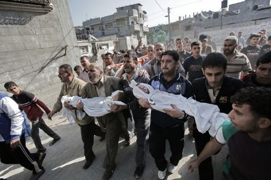Palestinci v Gaze pohřbívají rodinu zabitou při izraelských náletech.