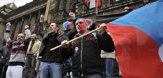 Demonstrace odborů a dalších občanských iniciativ proti vládní politice se na Václavském náměstí v Praze zúčastnilo v sobotu 17. listopadu několik tisíc lidí. 