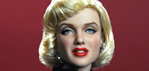 Blond vlasy, ospalé oči, plné rty a piha na tváři... Nemůže jít o nikoho jiného než o hollywoodskou divu padesátých let Marilyn Monroe.