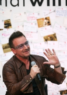 Zpěvák Bono z kapely U2. Jeden z mnoha slavných, který přidal na gobelín Václava Havla.
