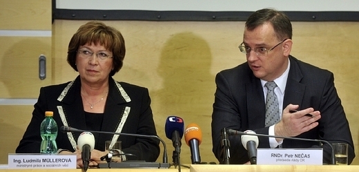 Ministryně práce a sociálních věcí Ludmila Müllerová (TOP 09) a premiér Petr Nečas (ODS).