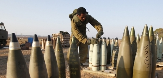Izraelský voják připravuje dělostřelecké granáty.