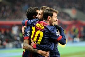 Lionel Messi se společně se spoluhráči raduje z gólu.