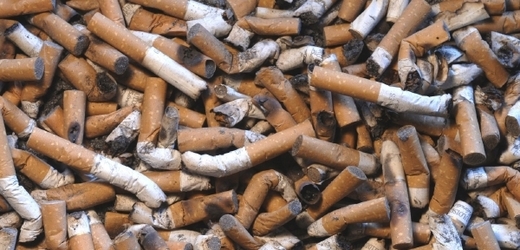 Kuřáci odhodí na pařížské ulice každý rok 315 tun nedopalků.
