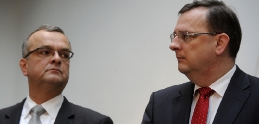 Ministr financí Miroslav Kalousek (vlevo) a premiér Petr Nečas.