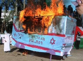 Palestinci pálí maketu izraelského autobusu MHD na oslavu provedeného útoku.