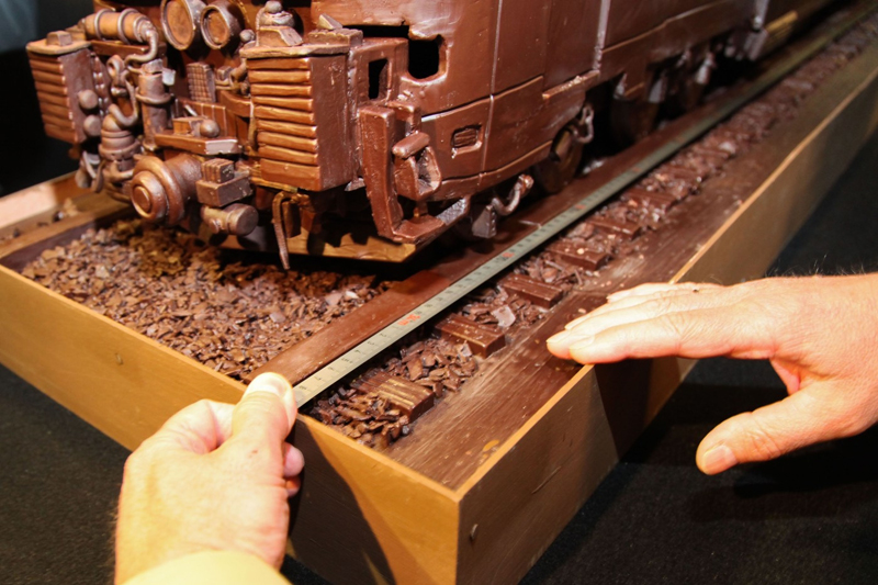 Pečlivé měření ukázalo délku vlaku 34 metrů. Čokoládové dílo se tak mohlo zapsat mezi světové rekordy.