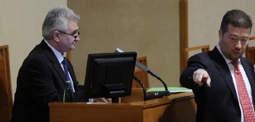 Předseda Senátu Milan Štěch a senátor Tomio Okamura (vpravo).
