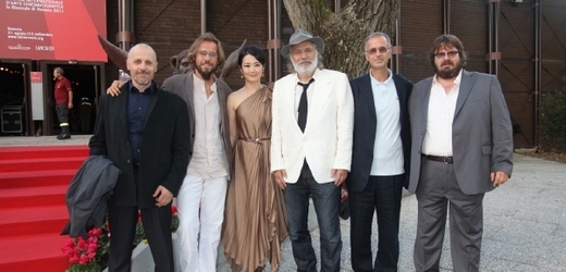 Režisér Andrea Segre (druhý zleva) a představitelka hlavní role herečka Čao Tchao při premiéře filmu.