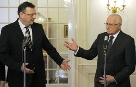 Prezident Václav Klaus (vpravo) zrušil svoji cestu do Izraele. Vládní letoun je tak nyní k dispozici premiéru Nečasovi.