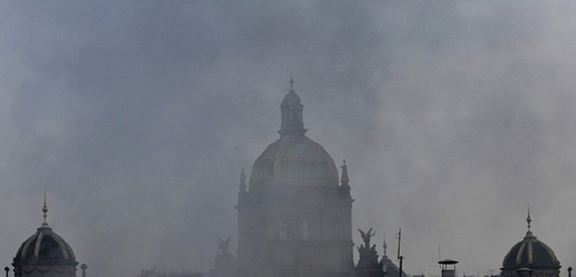 Praha v sevření smogové clony (ilustrační foto).