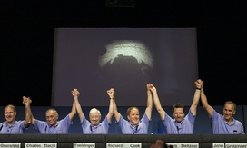 Vědecký šéf mise John Grotzinger (muž sedící nejvíc vpravo) se s svým týmem.
