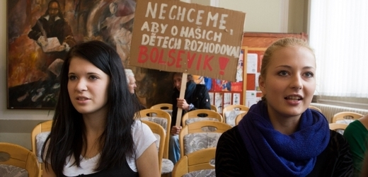 Studenti třeboňského gymnázia stávkovali na protest proti krajské koalici ČSSD a KSČM a zejména proti jmenování komunistické zastupitelky Vítězslavy Baborové radní pro školství.