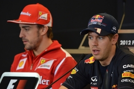 Blíže k titulu je Sebastian Vettel (vpravo), Fernando Alonso ztrácí 13 bodů.