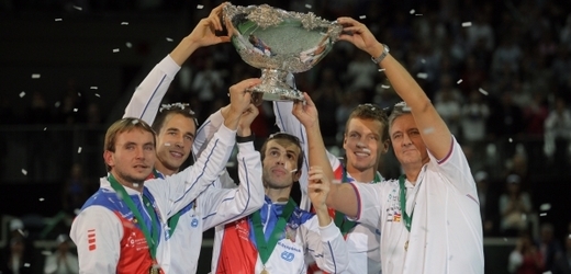 Čeští tenisté slavili titul se špatně navrženými mikinami.