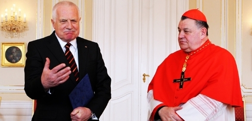 Dominik Duka a Václav Klaus (vlevo).