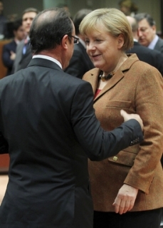Německá kancléřka Angela Merkelová v rozhovoru s francouzským prezidentem Francoisem Hollandem.