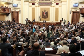 Mursí stanovil, že "žádný justiční orgán nemá právo rozpustit parlament", který sepisuje novou ústavu.