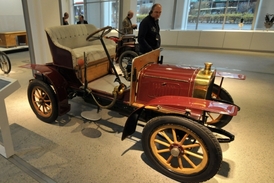 Nejstarším exponátem je vůz Laurin & Klement Voiturette z roku 1906. 