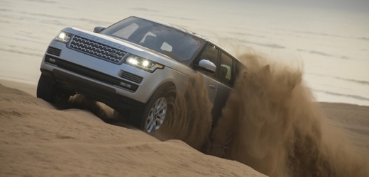 I s hlubokým pouštním pískem si dovede Range Rover poradit.