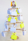 Kalendář může vypadat také jako stromeček z dřívek, na kterých visí barevné papírové krabičky s dárky.