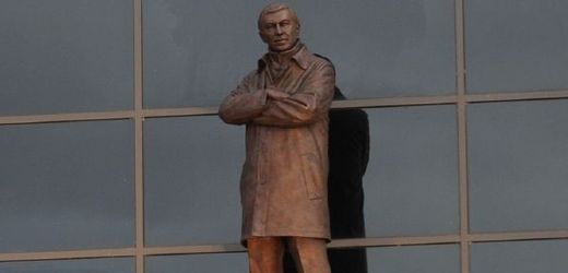 Sir Alex Ferguson v bronzové podobě.