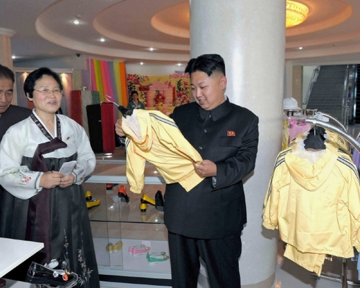 Kim Čong-un koukající na dětskou bundu.