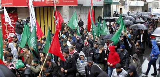 Palestinci vycházeli do ulic měst, aby podpořili Gazu.