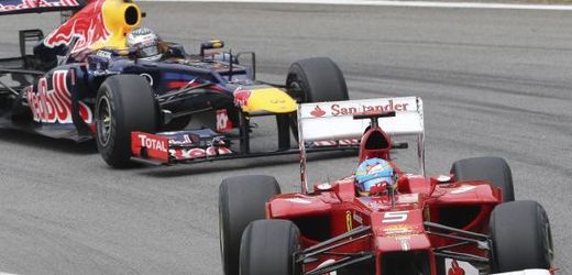 Alonso a Vettel na okruhu v Brazílii při sobotní kvalifikaci.